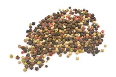 Beyaz bir arka plan üzerinde renkli biber