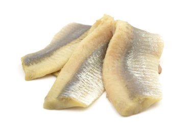 Beyaz arka planda ringa filetoları