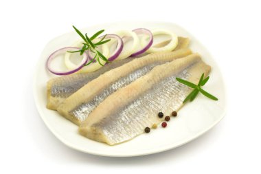 Beyaz arka planda ringa filetoları