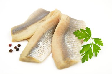 Beyaz arka planda ringa filetoları