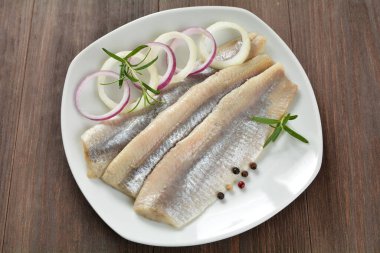 bir tabakta ringa balığı filetosu