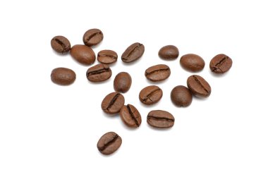 Beyaz arka planda izole kahve çekirdekleri