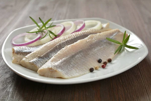 bir tabakta ringa balığı filetosu