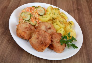 kotlety z ziemniakami i surwk