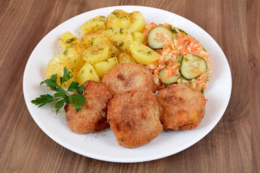 kotlety z ziemniakami i surwk
