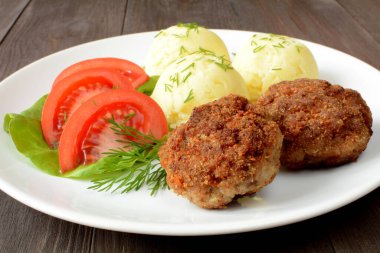 Patates ve domatesli pirzola.