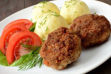 Patates ve domatesli pirzola.