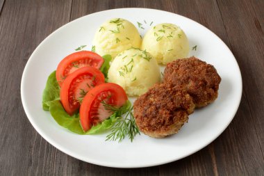 Patates ve domatesli pirzola.