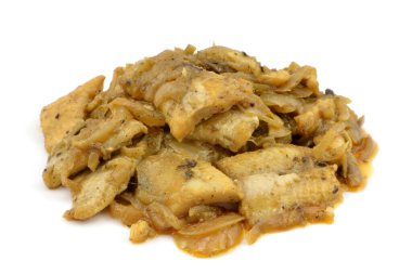 Beyaz arka planda balık salatası