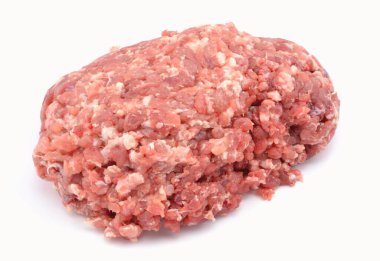 beyaz zemin üzerine kıyılmış et