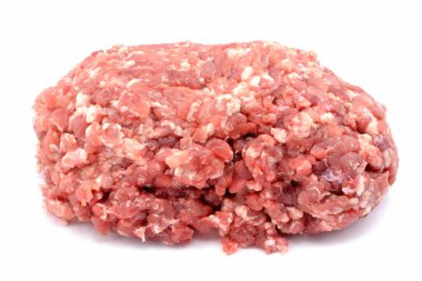 beyaz zemin üzerine kıyılmış et