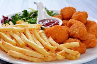 Kızarmış tavuk ve marul.