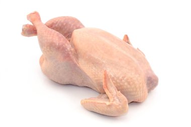Beyaz arkaplanda çiğ tavuk izole