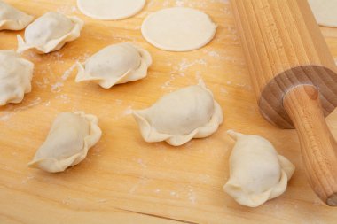 Lahana ve etli ev yapımı çiğ börek.