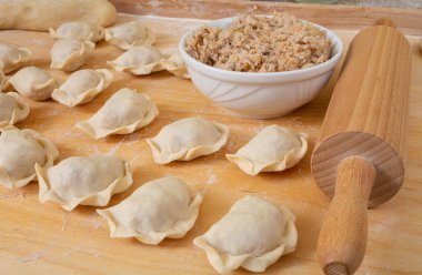 Lahana ve etli ev yapımı çiğ börek.