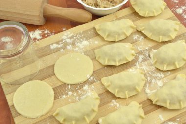 Lahana ve etli ev yapımı çiğ börek.