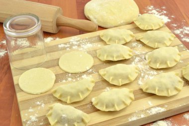 Lahana ve etli ev yapımı çiğ börek.