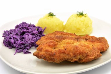 Patates ve salatalı domuz pirzolası.