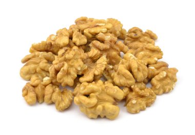 Beyaz arka planda cevizler