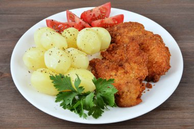 Patates ve domatesli kızarmış tavuk filetosu.