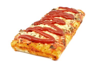 Beyaz arka planda mantarlı güveç.