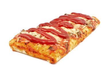 Beyaz arka planda mantarlı güveç.