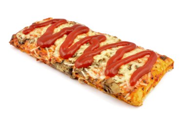 Beyaz arka planda mantarlı güveç.