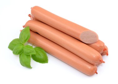 Beyaz arkaplanda sosisliler