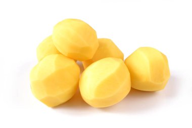 beyaz zemin üzerine soyulmuş patates