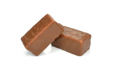 Beyaz arka planda çikolatalı şekerler