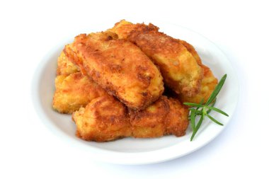 Beyaz arka planda kızarmış balık.