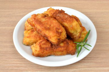 Tabakta kızarmış balık.