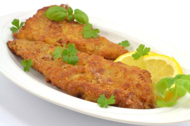 Beyaz arka planda kızarmış balık.