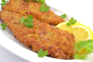 Beyaz arka planda kızarmış balık.