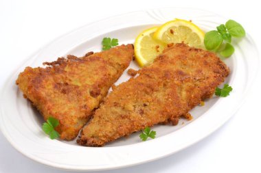 Beyaz arka planda kızarmış balık.