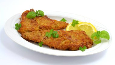 Beyaz arka planda kızarmış balık.