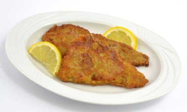 Beyaz arka planda kızarmış balık.