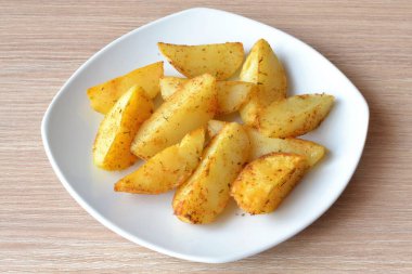 bir plaka üzerinde fırında patates