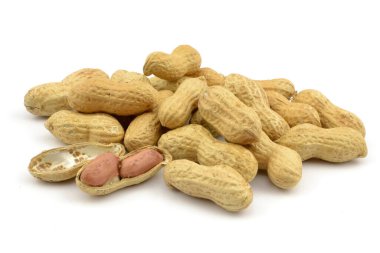 Beyaz arkaplanda yer fıstıkları