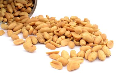 beyaz zemin üzerinde tuzlu fıstık