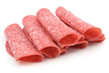 Beyaz bir arka plan üzerine dilimlenmiş salam