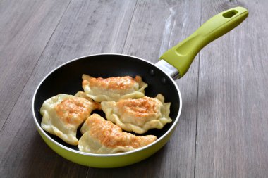 Tavada kızarmış hamur köftesi