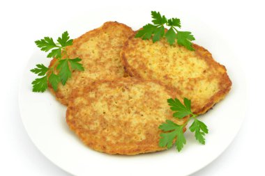 Beyaz bir arka plan üzerinde patates Pancakes