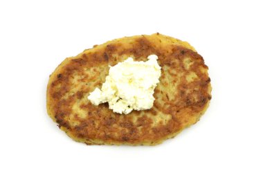 Beyaz bir arka plan üzerinde patates Pancakes