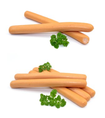 Beyaz arkaplanda sosisliler