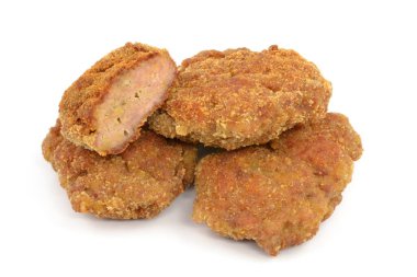 Beyaz arkaplanda kıymalı pirzola