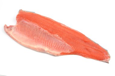 beyaz arkaplanda gökkuşağı alabalığı