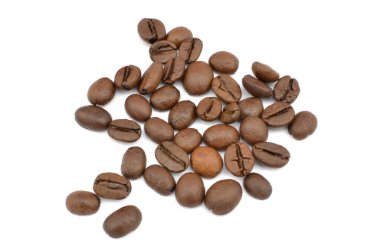 Beyaz arka planda izole kahve çekirdekleri