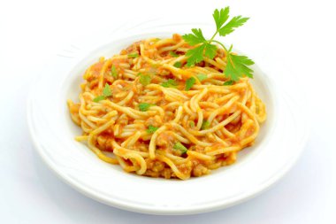 Beyaz arka planda spagetti.