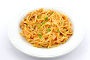 Beyaz arka planda spagetti.
